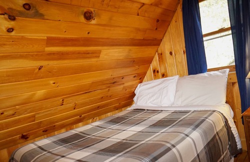 Cherokee Cabin | SPECIAL *Sept. 13th- Oct. 4th 20% off* Ol'Smoky Log Cabin on the River Unit 1