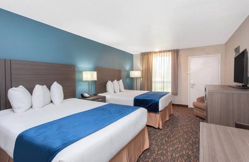 Florida Center Hotel | Special Summer Rates! Comfy Unit, Pool, Breakfast, Shuttle, Parking