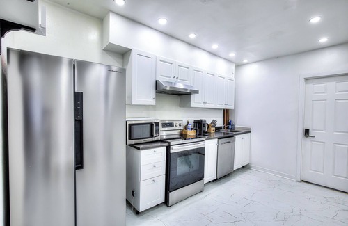 Cote-Des-Neiges—Notre-Dame-De-Grace Apartment | Specious 3 bedrooms with free parking