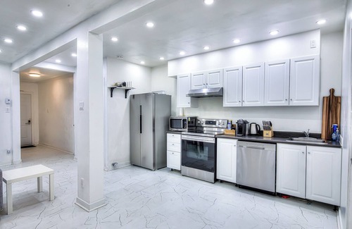 Cote-Des-Neiges—Notre-Dame-De-Grace Apartment | Specious 3 bedrooms with free parking