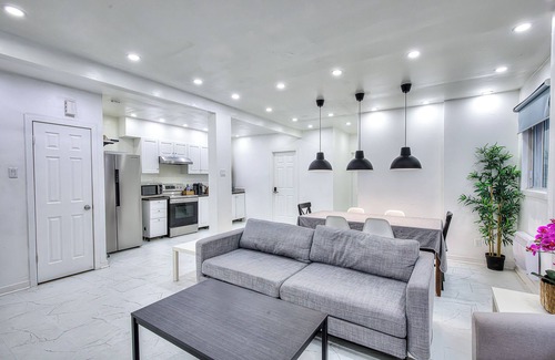 Cote-Des-Neiges—Notre-Dame-De-Grace Apartment | Specious 3 bedrooms with free parking