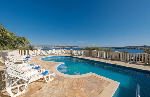 Seget Donji Apartment | Specious property 2200m2, 250m next to the beach with a heated swimmingpool