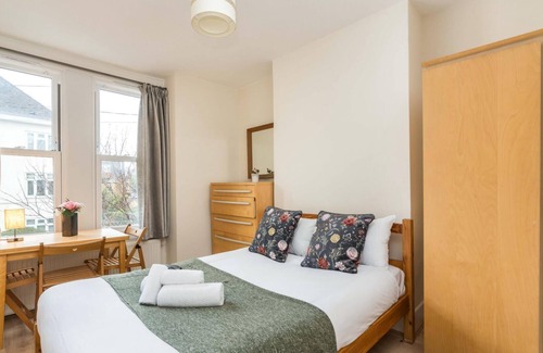 Askew Apartment | Spectacular 2BD Flat in Shepherds Bush