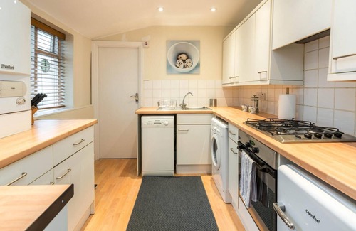 Askew Apartment | Spectacular 2BD Flat in Shepherds Bush