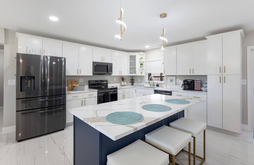 Lakeland House | Spectacular 4-Bedroom Family Pool Home