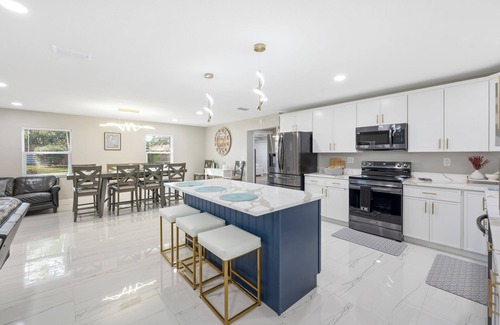 Lakeland House | Spectacular 4-Bedroom Family Pool Home