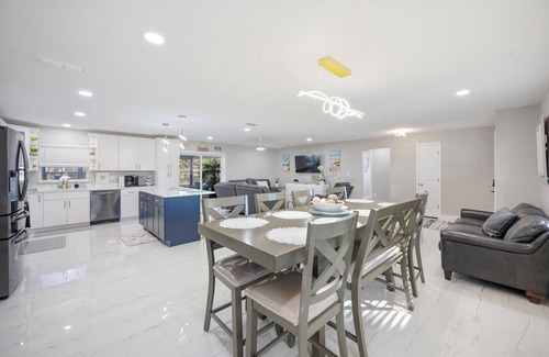 Lakeland House | Spectacular 4-Bedroom Family Pool Home