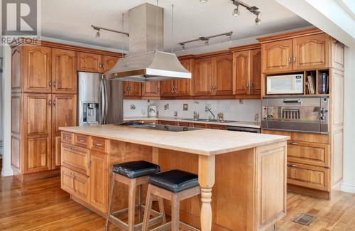 Regional District of Nanaimo House | Spectacular Amazing Blue Dolphin Walk-on Waterfront Summer 2025 Availability