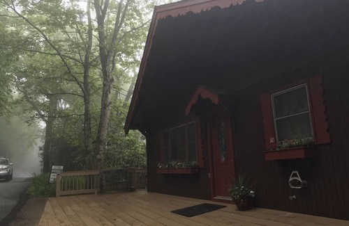 Boone Cottage | Spectacular Grandfather Mt View! 2 decks. Comfortable & close to Blue Ridge Pkwy