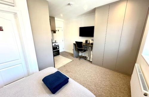 West Hendon Apartment | Spectacular Modern, Private Apartment,15 Mins To Central London