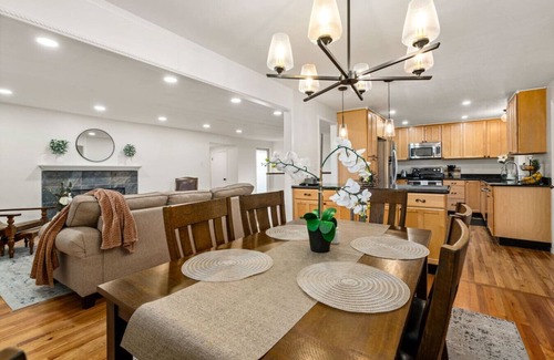 Littleton House | Spectacular Mountain View in Centennial - minutes from shopping and restaurants!