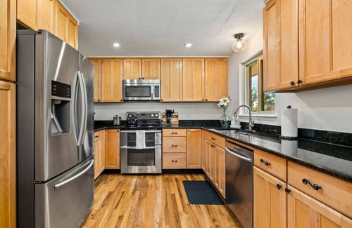 Littleton House | Spectacular Mountain View in Centennial - minutes from shopping and restaurants!