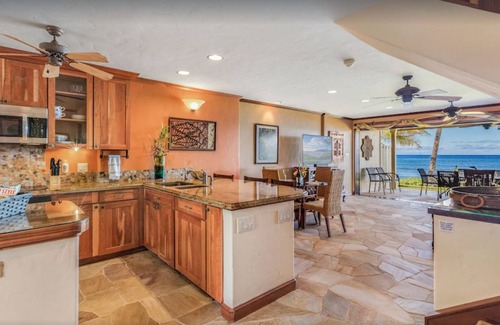 Downtown Lahaina House | Spectacular Oceanfront 4 Bedroom