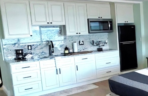 Schulte Park Apartment | Spectacular views - direct oceanfront studio w/kitchen & pool