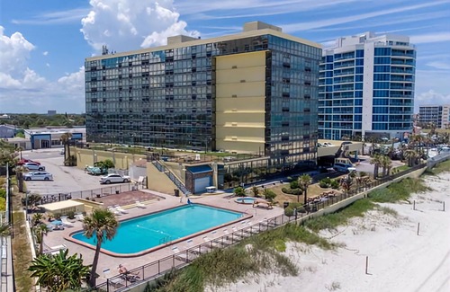 Schulte Park Apartment | Spectacular views - direct oceanfront studio w/kitchen & pool