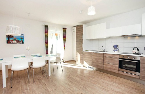 Portoroz Apartment | Spend a wonderful holiday in this inviting holiday apartment with beautiful sea views.