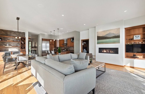 Bigfork House | Spend Summer at Flathead Lake! Stunning Lake house less than a mile from Downtown Bigfork!