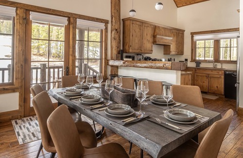 Spanish Peaks Cabin | Spend Winter in Big Sky! Spanish Peaks Cabin with Ski-in/Ski-out Access, Hot Tub, and Fireplace!