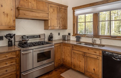 Spanish Peaks Cabin | Spend Winter in Big Sky! Spanish Peaks Cabin with Ski-in/Ski-out Access, Hot Tub, and Fireplace!