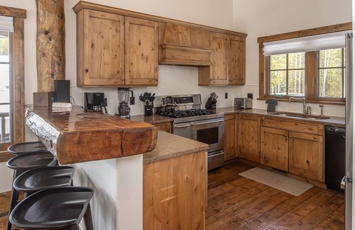 Spanish Peaks Cabin | Spend Winter in Big Sky! Spanish Peaks Cabin with Ski-in/Ski-out Access, Hot Tub, and Fireplace!