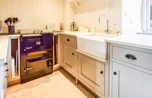 Bibury Cottage | Spinners Cottage, Bibury - sleeps 4 guests in 2 bedrooms