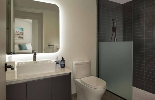 Downtown Miami Hotel | Splash into Downtown Miami with tech-led smart stays & sunset drinks by the pool