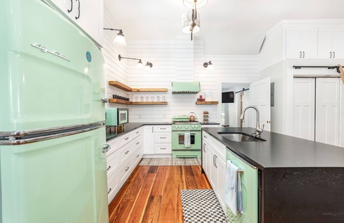 Thunderbolt House | Splash of Southern | Private Pool & Fire Pit + Near Local Sights!
