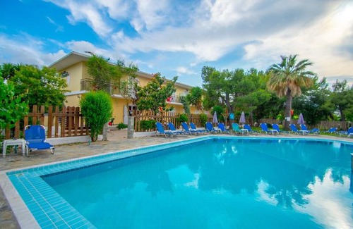 Laganas Apartment | Splash Pool Bar