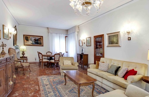 Longa House | Splendid large and bright house with private garden