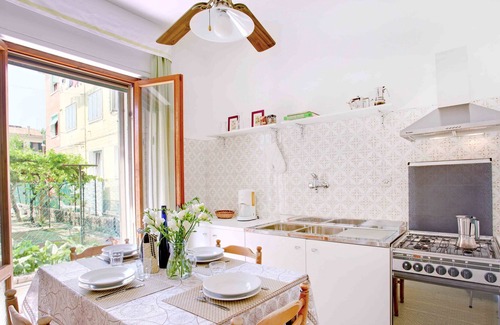 Longa House | Splendid large and bright house with private garden