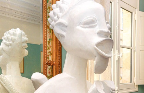 Saint-Michel Bed & Breakfast | Splendid purple suite and its African statue by Luc Lauras for 2p