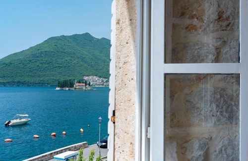 Perast Villa | Splendid two-storey villa by the sea!