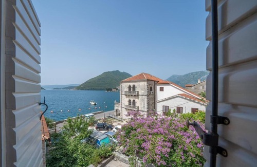 Perast Villa | Splendid two-storey villa by the sea!
