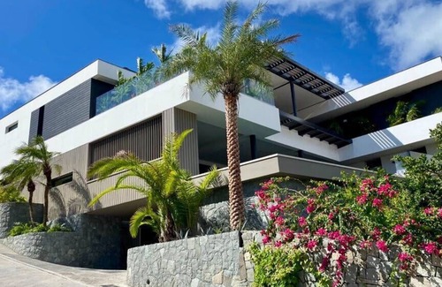 Public Villa | Splendid Villa Located in a Downtown Area
