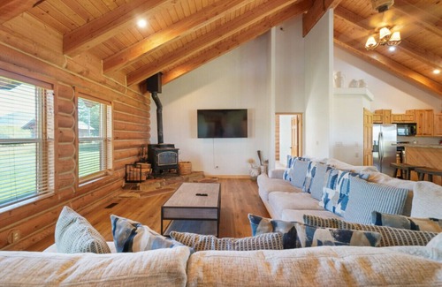 Kamas Apartment | Splendor Valley Farms · Huge Log Cabin w/King Bed, Bunk Beds, & Game Room