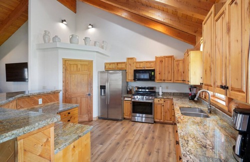 Kamas Apartment | Splendor Valley Farms · Huge Log Cabin w/King Bed, Bunk Beds, & Game Room