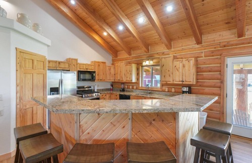 Kamas Apartment | Splendor Valley Farms · Huge Log Cabin w/King Bed, Bunk Beds, & Game Room