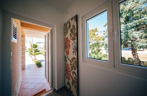 Podstrana Apartment | Split Podstrana: House with garden