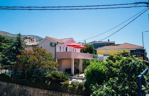 Podstrana Apartment | Split Podstrana: House with garden