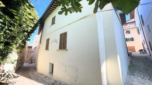 Spoleto Villa | Spoleto storico spacious city house - car unnecessary - wifi - sleeps 10