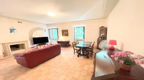 Spoleto Villa | Spoleto storico spacious city house - car unnecessary - wifi - sleeps 10