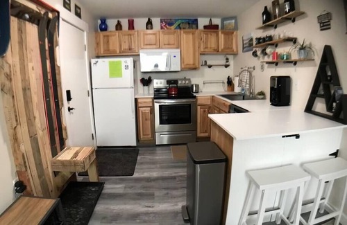 Big Sky Apartment | Sporty Mountain & Lake View 3rd Floor Studio