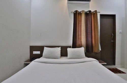 Dwarka Hotel | SPOT ON 39522 Hotel Shree Dhara