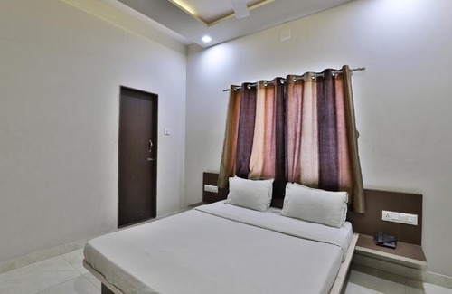 Dwarka Hotel | SPOT ON 39522 Hotel Shree Dhara