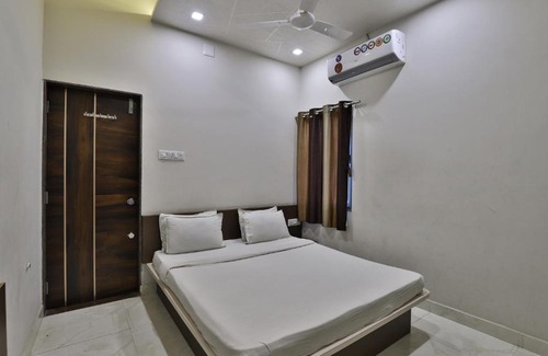 Dwarka Hotel | SPOT ON 39522 Hotel Shree Dhara