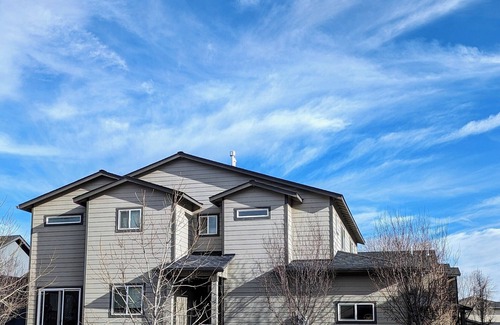Larkspur House | Spotless 3 BR Townhouse with Gym, A/C, WiFi in Central Bend