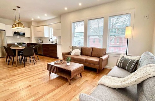 Arlington Apartment | Spotless and Modern Apt w/2Ba,W/D,King Bed,Parking