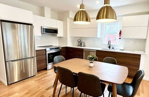 Arlington Apartment | Spotless and Modern Apt w/2Ba,W/D,King Bed,Parking