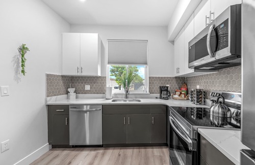 Center City Apartment | Sprawling 8 Bed Complex, Pool Table, Parking!