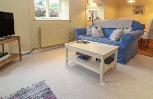 Chedworth Cottage | SPRING COTTAGE, pet friendly, character holiday cottage in Bibury
